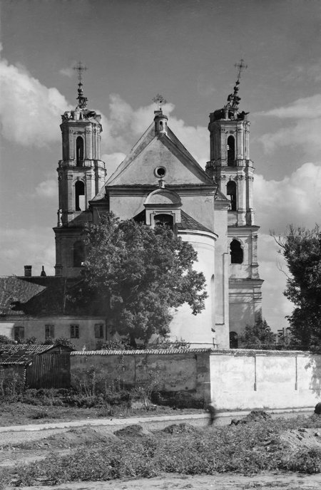 Šv. apaštalų Pilypo ir Jokūbo bažnyčia 1944 m. liepos mėn. Matyti, jog labai pasviręs apšaudyto bokšto stogas.VMS KPS albumas, nr. 183.