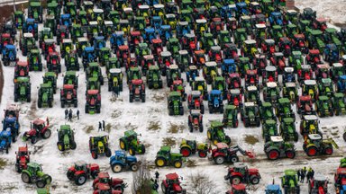 Europos ūkininkų protestai pradeda neigiamai atsiliepti traktorių paklausai