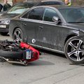Vilniuje automobilis susidūrė su motociklu, pranešta, kad po smūgio motociklininkas nejudėjo
