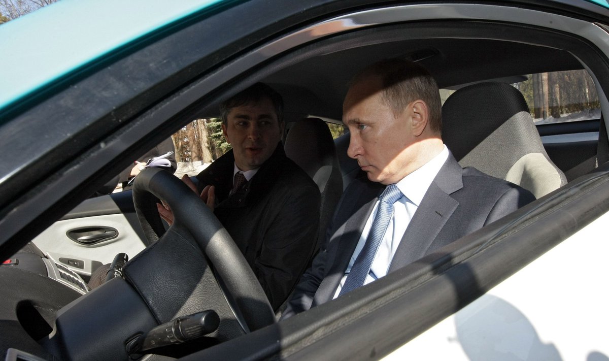Vladimiras Putinas išbando „Ё-mobil“ automobilį