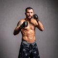 „Blade Fights“ turnyre kovotojui Fabio Pinca patyrus traumą ringe jį keis brazilų MMA žvaigždė Carlos Eduardo de Oliveira