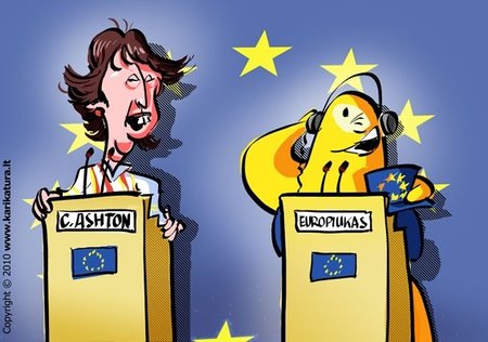Europiukas dalyvauja spaudos konferencijoje kartu su Catherine Ashton, ji - neoficiali ES užsienio reikalų ministrė. 