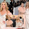 Renginyje su dukra pasirodžiusi 49-erių Kate Moss sužibo seksualiu įvaizdžiu: akį traukė supermodelio suknelė