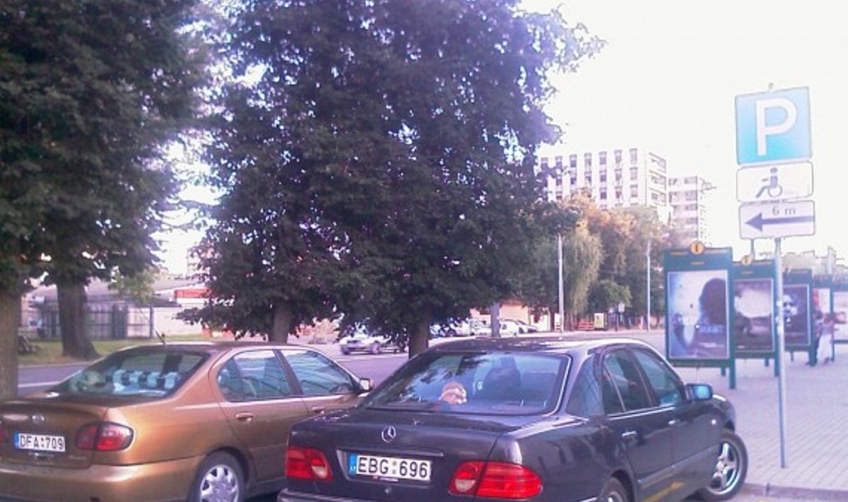 Parkavimas prie „Forum Cinemas Vingis“ Skaitytojo Andriaus nuotr.