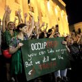 Tūkstantinė minia Tbilisyje – prie parlamento durų: žada nesitraukti visą naktį, reikalauja ministro atsistatydinimo