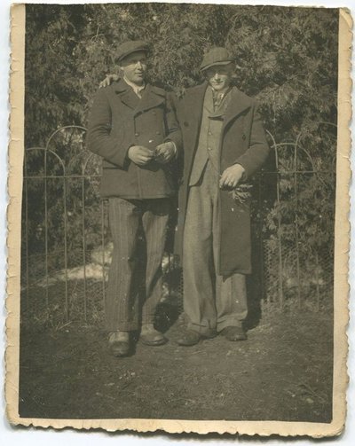 Algimanto Šideikio tėvas Julius Šideikis (kairėje) su draugu miesto kapinėse, 1950 m., Algimanto Šindeikio asmeninio albumo nuotr.