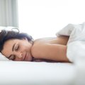 Keletas rimtų priežasčių, kodėl verta miegoti nuogai