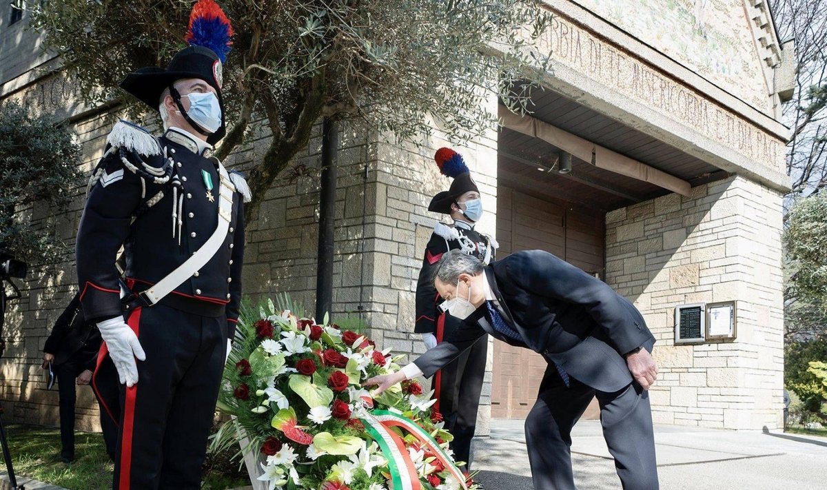 Mario Draghi Bergame Šiaurės Italijoje padėjo gėlių vainiką ir mirusiųjų atminimą pagerbė tylos minute