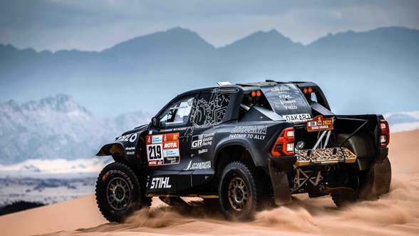 Benediktas Vanagas pardavė lenktyninį „Toyota GR DKR Hilux“