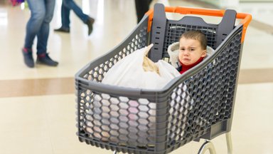 Daugiau nė vienos isterijos: parodė greitą būdą, kaip sustabdyti vaikų pykčio priepuolius prekybos centre