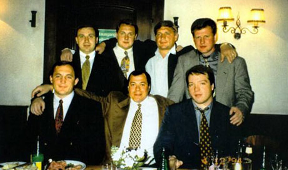 Sėdi iš kairės į dešinę: V.Averinas, S.Michailovas,  A.Skočas.L.Kvetnoyas, buvęs A.Usmanovo partneris stovi kairėje. guardian.co.uk nuotr.