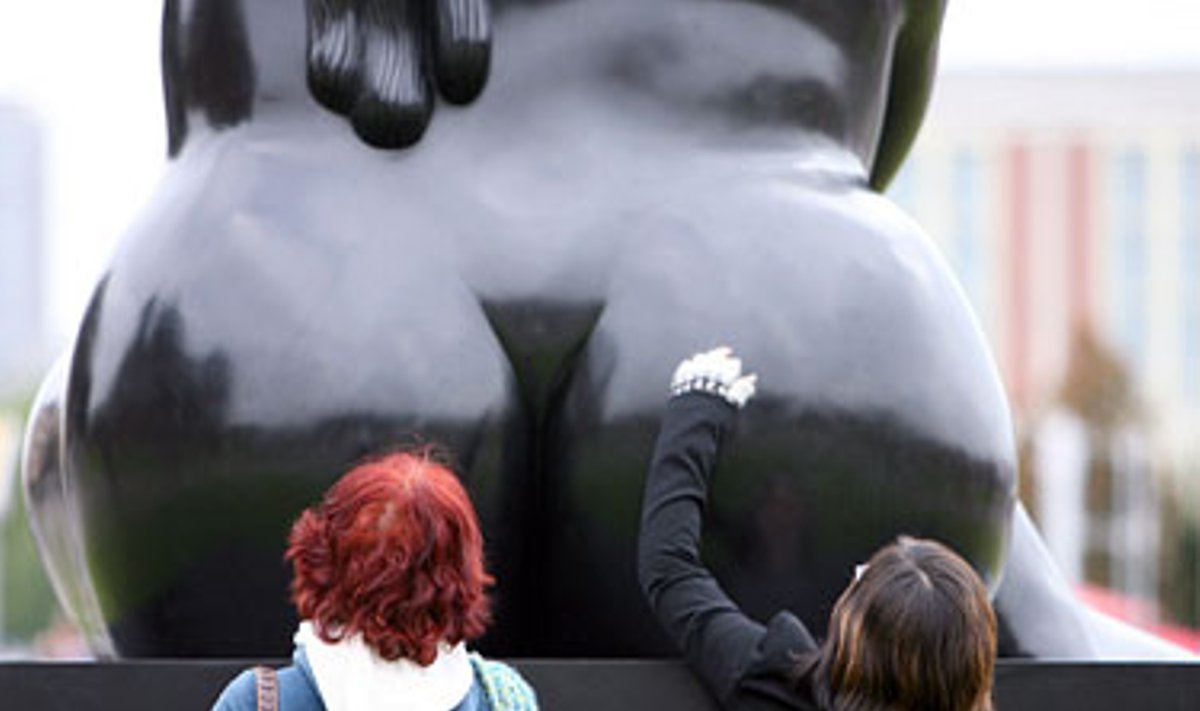 Kolumbijos menininko Fernando Botero skulptūra „Sėdinti moteris“ Berlyne. 