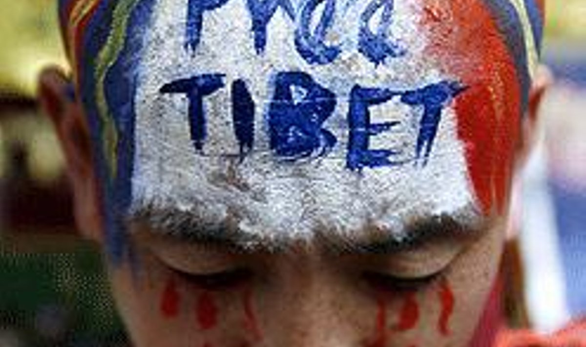 Kovotojas už Tibeto laisvę protestuoja Delyje.