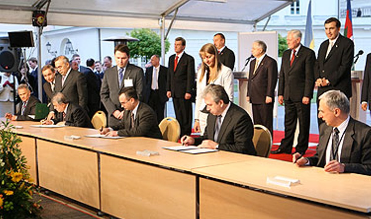 Sutarties dėl naftotiekio pasirašymas