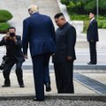 Trumpas susitiko su Kim Jong Unu „paspausti rankų“: tapo pirmuoju JAV prezidentu, peržengusiu Šiaurės Korėjos sieną