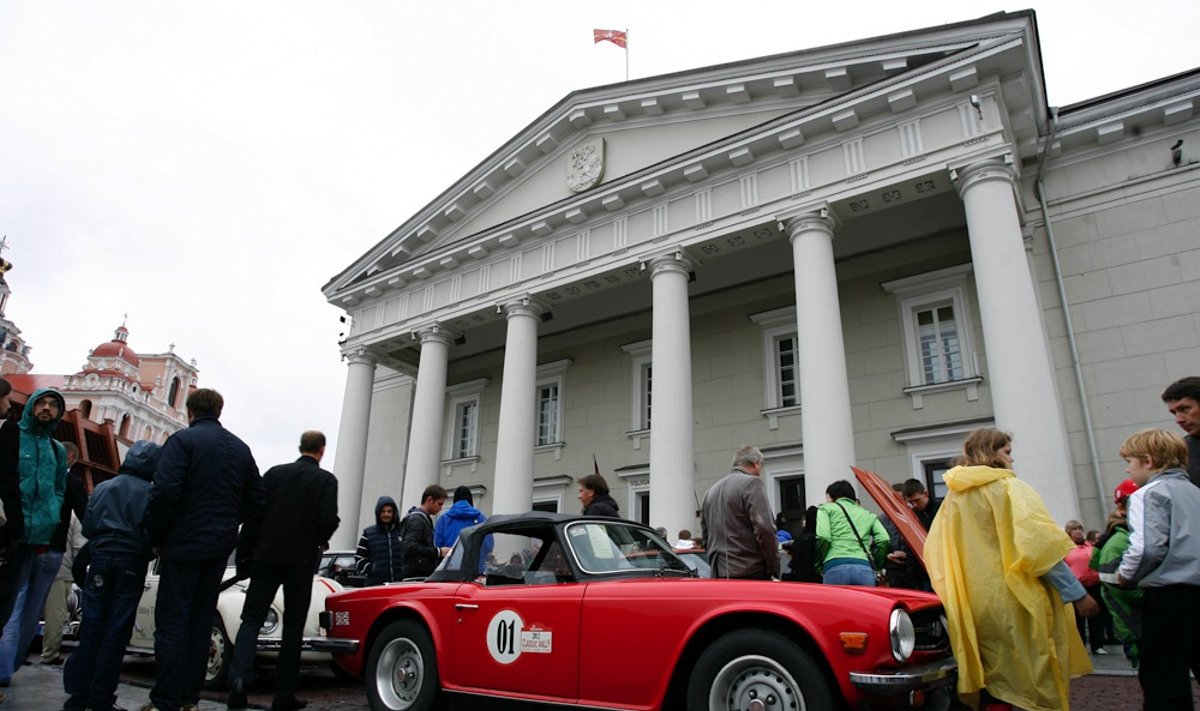 "Triumph TR6" prie Vilniaus Rotušės