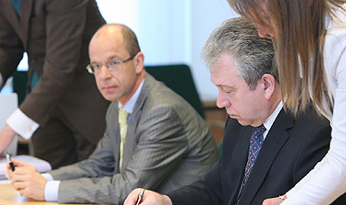 Ignas Staškevičius ir Vytas Navickas pasirašo sutartį