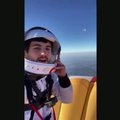 Ant karšto oro baliono viršaus užsikoręs prancūzas pasiekė naują pasaulio rekordą