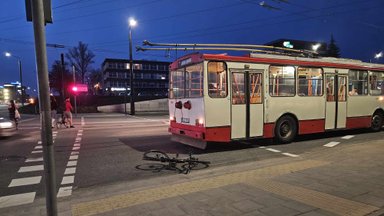 Vilniuje 10-metis dviratininkas susidūrė su troleibusu