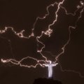 [Delfi trumpai] Žaibas trenkė į Kristaus statulą Rio de Žaneire