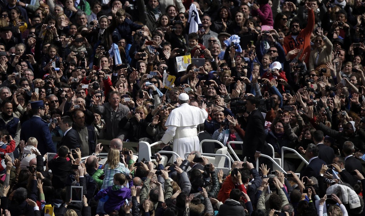 Popiežius sveikina žmones su Velykomis