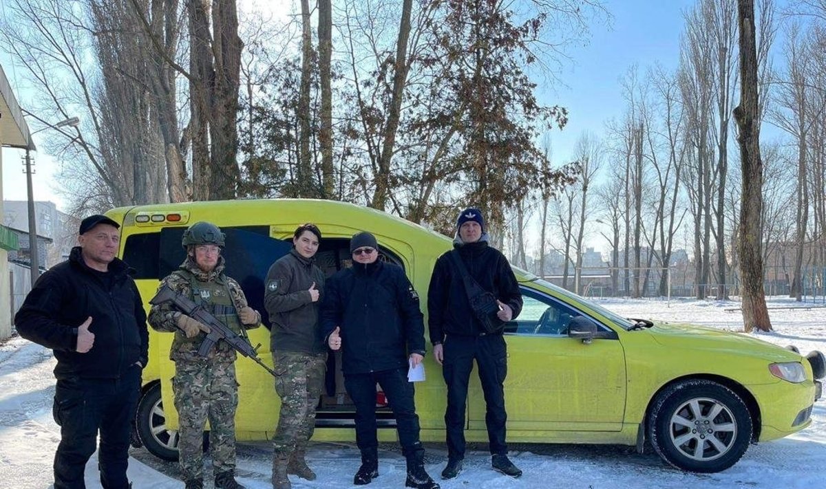 Greitosios medicinos pagalbos automobilis iš Lietuvos pasiekė karius Ukrainoje