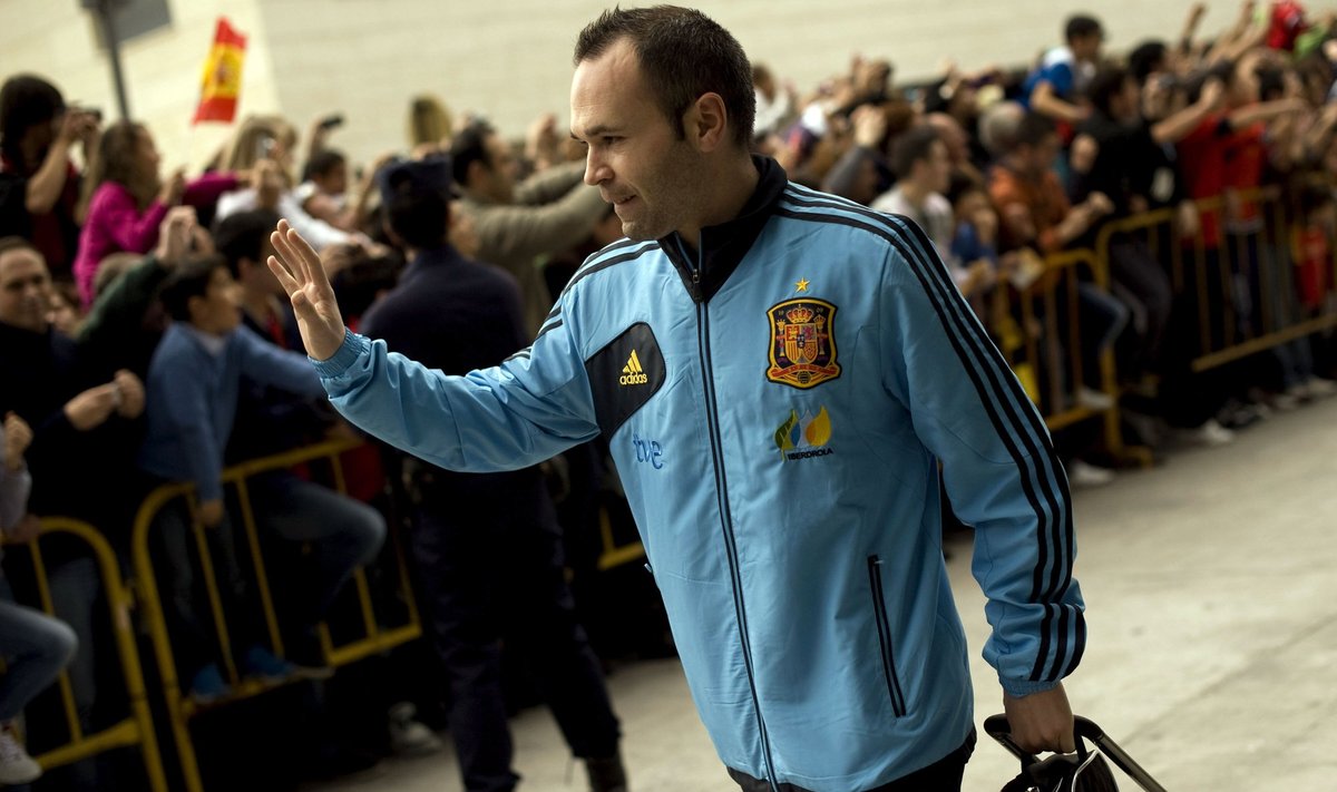 Andresas Iniesta su naujų spalvų Ispanijos rinktinės sportiniu kostiumu 