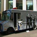 Banksy grafičiais papuoštas policijos furgonas parduodamas aukcione