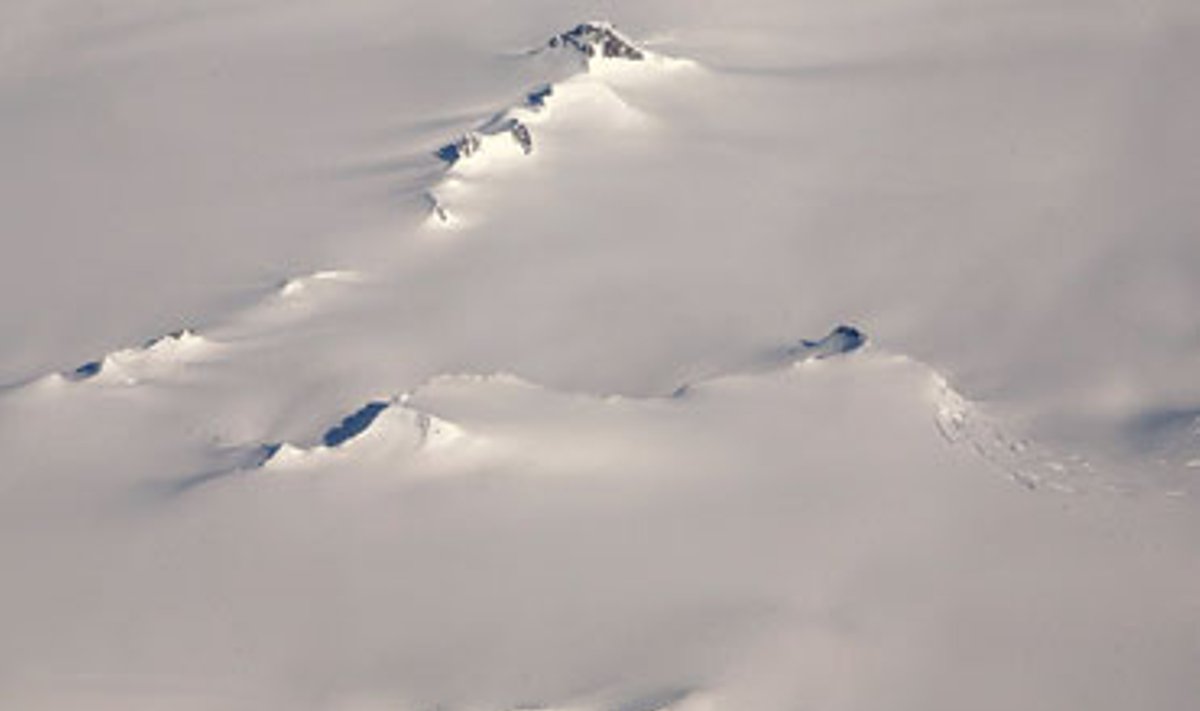 Didžiausios pasaulyje salos Grenlandijos vaizdas pro lėktuvo langą. Dėl visuotinio klimtato atšilimo saloje ištirpsta po 100-150 kubinių kilometrų ledo kasmet - maždaug tiek, kiek apskritai ledo yra Alpėse.