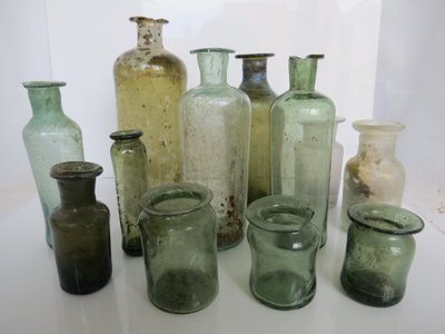 Vaistiniai buteliukai senojoje Klaipėdoje (archeologiniai radiniai iš Mažosios Lietuvos istorijos muziejaus fondų).
