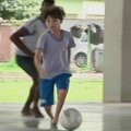 Be pėdų gimęs berniukas svajoja tapti garsiu futbolininku