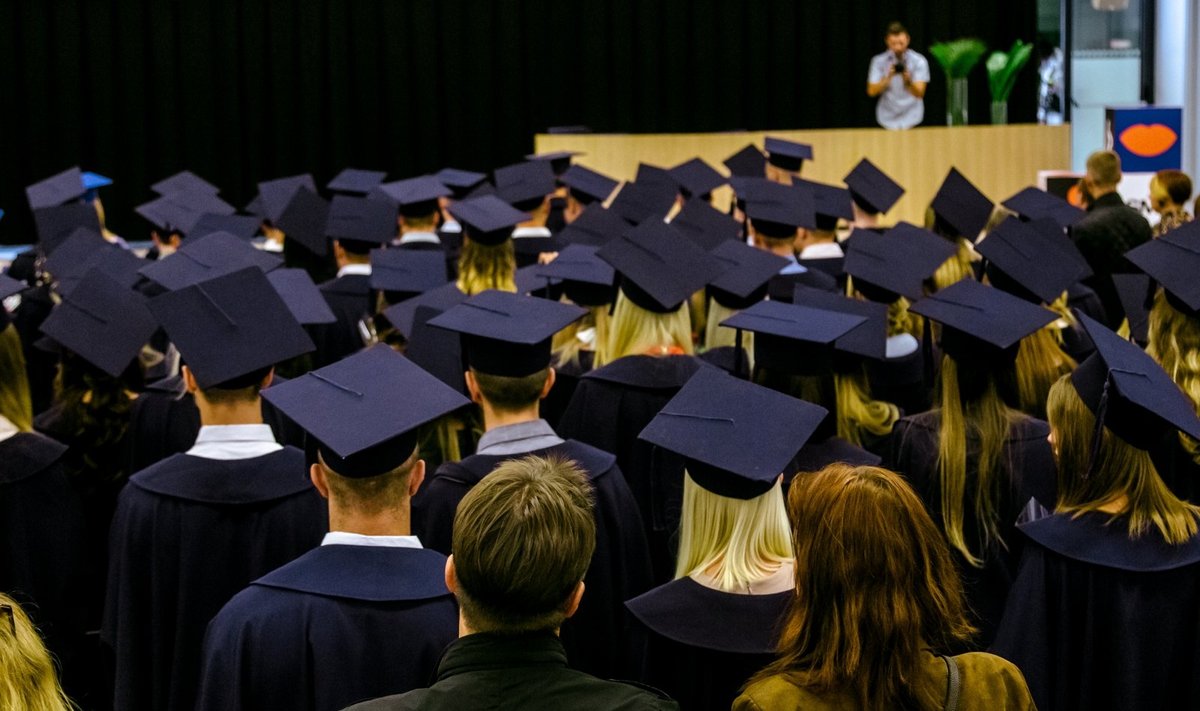 Socialinių mokslo kolegija išdalino diplomus: šventėje netrūko kalbų ir patarimų