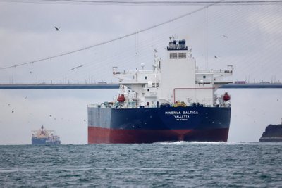 Naftą gabenantys laivai
