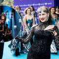 Čekijai „Eurovizijoje“ atstovaujanti atlikėja pritrenkė palaidine, atidengiančia visą „krūtinę“: internautai pažėrė kritikos