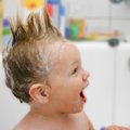Žingsnis po žingsnio, kaip teisingai prižiūrėti vaikų plaukus: kaip dažnai plauti ir į ką atkreipti dėmesį?