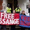 Šimtai Assange'o šalininkų protestuoja prie teismo rūmų Londone