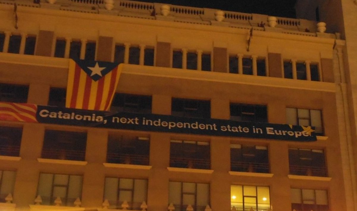 Vienas iš Katalonijos nepriklausomybės šalininkų šūkių, ant centrinėje Barselonos aikštėje esančio pastato sienos skelbia, jog Katalonija taps naująja Europos valstybe. V. Raškausko nuotr.