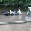 Vilniaus gatvėse – chaosas: vanduo kelia šulinių dangčius, automobiliai tiesiog skęsta