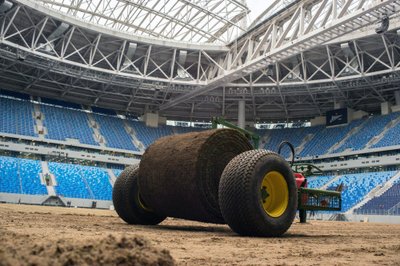 "Zenit Arena" stadione klojama nauja veja
