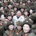 Prie demonstratyviai besišypsančio Kim Jong Uno – raudančių moterų būrys