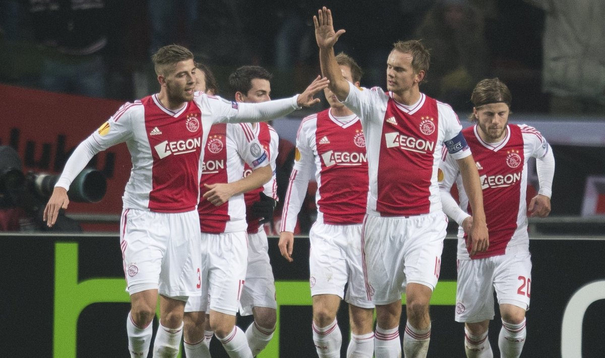 Siemas de Jongas su "Ajax" komandos draugais džiaugiasi  pergale
