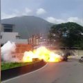 Nufilmuota: Venesueloje sprogusi bomba sužeidė Nacionalinės gvardijos patrulius