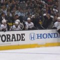 NHL: „Kings“ gynėjas ne savo noru pasisvečiavo ant varžovų atsarginių suolo