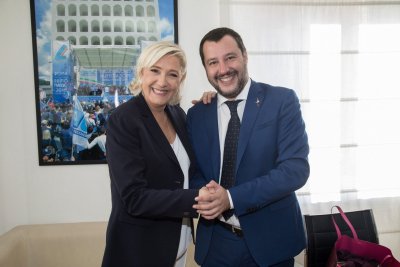 Italijos vicepremjeras Matteo Salvini ir Prancūzijos dešiniosios populistė Marine Le Pen