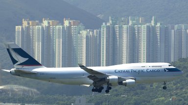 Restruktūrizuosis arba mirs: aviakompanija „Cathay“ per mėnesį dėl viruso praranda po 258 mln. dol.
