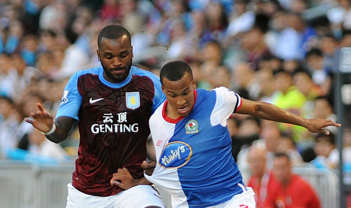 Darrenas Bentas ("Aston Villa", kairėje) kovoja su Martinu Olssonu ("Blackburn")
