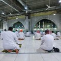 Mekos didžiojoje mečetėje atsisakyta socialinio atstumo apribojimų