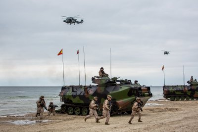 Ispanų jūrų pėstininkus remia Karališkojo Laivyno sraigtasparnis