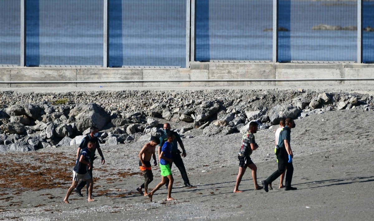 Daugiau kaip 80 migrantų plaukte pasiekė Ispanijos Seutos anklavą