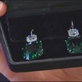 Honkongo aukcione už rekordinę sumą parduoti smaragdais inkrustuoti auskarai